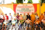 105 chiếc xe lăn và các phần quà được trao đến người khuyết tật có hoàn cảnh khó khăn