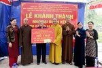 Hòa thượng Thích Thọ Lạc trao 50 triệu đồng hỗ trợ bà Trần Thị Nhâm xây dựng ngôi nhà mới