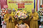 Thượng tọa Thích Thanh Vân, Trưởng ban Trị sự GHPGVN tỉnh Hải Dương đón nhận lẵng hoa chúc mừng hội nghị của Hội đồng Trị sự GHPGVN