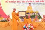 Hòa thượng Thích Tánh Nhiếp trao quyết định bổ nhiệm trụ trì chùa Linh Sơn Đại Phúc đến Thượng tọa Thích Phương Đạt