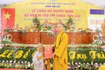 Đại đức Thích Viên Như, Phó Trưởng ban Trị sự GHPGVN tỉnh Hà Tĩnh trao quyết định bổ nhiệm trụ trì chùa Yên Lạc đến Ni sư Thích nữ Thiền Tâm
