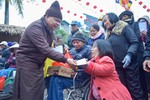 Thượng tọa Thích Thanh Phong trao quà đến người dân tỉnh Thái Bình
