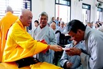 Chư tôn đức trao lộc đầu năm đến các Phật tử