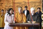 Nguyên Chủ tịch nước Nguyễn Minh Triết thỉnh chuông tại chùa Tam Chúc, nguyện cầu quốc thái dân an