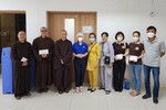 Đoàn chư Tăng, Phật tử tu viện Khánh An (Q.12, TP.HCM) đến tặng quà các bệnh nhân ung thư tại Bệnh viện Ung bướu (cơ sở II, TP.Thủ Đức)
