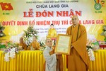 Thượng tọa Thích Thanh Vân trao quyết định bổ nhiệm trụ trì chùa Lang Gia đến Sư cô Thích nữ Huệ Hương