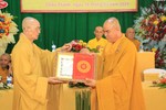 Hòa thượng Thích Chơn Minh trao quyết định bổ nhiệm trụ trì chùa Tân Hòa đến Thượng tọa Thích Tĩnh Triệt