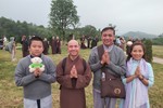 Gia đình anh Hiệp, chị Cát Anh đưa con tham gia nhiều khóa tu học, gần gũi các vị thiện tri thức