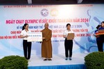 Thượng tọa Thích Tâm Chơn trao bảng tượng trưng ủng hộ 350 triệu đồng đến Quỹ “Vì người nghèo” Q.Bình Thạnh
