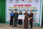 Đại đức Thích Pháp Tịnh và các mạnh thường quân trao kinh phí hỗ trợ mô hình “Ký túc xá vùng biên”