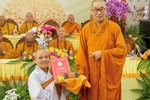 Thượng tọa Thích Quảng Lộc trao quyết định bổ nhiệm trụ trì chùa Tân Bửu đến Sư cô Thích nữ Tuệ Đức