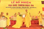 Hòa thượng Thích Thiện Tấn trao quyết định bổ nhiệm trụ trì chùa Cu Hoan đến Đại đức Thích Đạo Ân