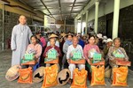 Chùa Phật Bửu tặng quà cho người nghèo