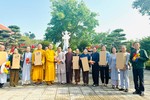 Đại đức Thích Tuệ Minh, trụ trì chùa Chí Linh trao cờ Phật giáo, băng-rôn và tượng Phật đản sinh đến đại diện các đạo tràng trên địa bàn H.Yên Thành, Nghệ An