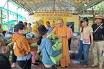 Ni sư Thích nữ Thảo Liên trao quà đến bà con