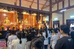 Gần 600 học sinh, sinh viên về chùa Quan Âm tham dự đêm hoa đăng “Ước nguyện mùa thi”