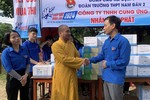 Đại đức Thích Minh Thanh thăm hỏi, tặng quà tiếp sức đến các tình nguyện viên tại điểm thi Trường THPT Nam Đàn 2