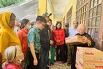 Ni trưởng Thích nữ Diệu Cảnh tận tay trao quà đến bà con có hoàn cảnh khó khăn