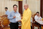Hòa thượng Thích Minh Nhật tặng Báo Giác Ngộ đến ông Nguyễn Thanh Minh