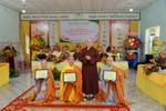 Tăng Ni sinh nhận phần thưởng trong Lễ tốt nghiệp Lớp Sơ cấp Phật học Q.Tân Bình khóa 25