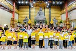 Các em học sinh có thành tích học tập tốt nhận quà tại chùa Thanh Hà 