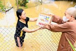 Trao thực phẩm đến tận tay bà con vùng lũ
