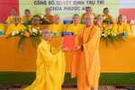 Hòa thượng Thích Trí Huệ trao quyết định bổ nhiệm trụ trì chùa Phước An (H.Tuy Phong, Bình Thuận) đến Đại đức Thích Nguyên Đạo