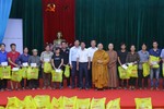 Đoàn tịnh xá Linh Sơn (Thanh Hóa) trao quà đến đồng bào vùng bão lũ tại tỉnh Thái Nguyên