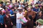 Thượng tọa Thích Tâm Định tận tay trao quà đến người dân