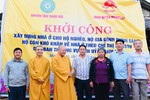 Thượng tọa Thích Tâm Định chúc mừng hộ gia đình được hỗ trợ xây dựng nhà mới