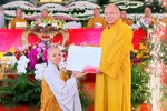 Thượng tọa Thích Tâm Định trao quyết định bổ nhiệm chùa Sơn Kỳ đến Sư cô Thích nữ Huệ Tịnh