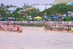 Đội ghe ngo nam H.Cầu Kè (áo trắng) và H.Càng Long (áo xanh) tranh tài ở cự ly 1.000m