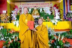 Thượng tọa Thích Tâm Định trao quyết định bổ nhiệm trụ trì chùa Thạch Kê đến Đại đức Thích Bản Tính