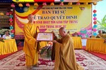 Hòa thượng Thích Thiện Thạnh trao quyết định thành lập điểm sinh hoạt tôn giáo tập trung Đạo tràng Dược Sư đến Thượng tọa Thích Trung Túc