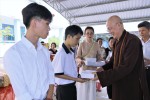 Hòa thượng Thích Chơn Không trao quà đến các em học sinh