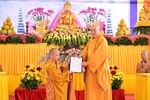 Hòa thượng Thích Quảng Tùng trao quyết định bổ nhiệm trụ trì chùa Phúc Sơn đến Đại đức Thích Giác Kiến