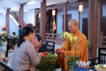 Thầy trụ trì chùa Phước Hưng trao lộc đầu xuân đến các Phật tử