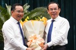 Bí thư Nguyễn Văn Nên (phải) trao hoa chúc mừng tân Chủ tịch UBND TP.HCM Nguyễn Văn Được 