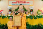 Hòa thượng Thích Châu Quang trao quyết định bổ nhiệm trụ trì chùa An Bình đến Đại đức Thích Trung Nghiêm