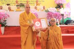 Thượng tọa Thích Tĩnh Triệt trao quyết định bổ nhiệm trụ trì chùa Tháp Linh đến Thượng tọa Thích Phước Huệ