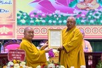 Thượng tọa Thích Thiện Hưởng trao quyết định bổ nhiệm trụ trì chùa Tiền Đình đến Đại đức Thích Phúc Khánh