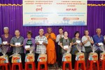 Hòa thượng Danh Lung, trụ trì chùa Candaransi; ông Huỳnh Gia Giang, Chủ tịch UBMTTQVN Q.3 trao quà đến bà con Khmer