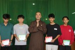 Đại đức Thích Lệ Nghi đại diện Hội Khuyến học chùa Phước Tường (TP.Thủ Đức) tặng học bổng đến các em học sinh