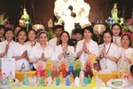 Đạo tràng Tâm Như Hạnh bên các tượng Phật cúng dường Đại lễ Vesak - Ảnh: Trung Thắng