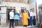 Ban Trị sự GHPGVN thị xã Bỉm Sơn và các mạnh thường quân hỗ trợ 50 triệu đồng đến gia đình ông Lê Anh Chiến để xây nhà Đại đoàn kết