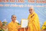 Hòa thượng Thích Thiện Tấn trao quyết định bổ nhiệm trụ trì chùa Ba Du đến Đại đức Thích Tuệ Cang