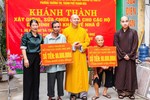 Thượng tọa Thích Tâm Đức, Chứng minh Ban Trị sự GHPGVN tỉnh Thanh Hóa, trụ trì chùa Thanh Hà trao bảng tượng trưng hỗ trợ số tiền xây nhà mới đến 2 hộ có hoàn cảnh đặc biệt khó khăn