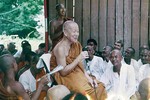 Samdech Preah Maha Ghosananda (1929-2007), một vị cao tăng của truyền thống Phật giáo Theravāda, người không chỉ là biểu tượng cho sự phục hưng của Phật giáo Campuchia sau thảm họa diệt chủng Khmer Đỏ, mà còn là hóa thân sống động của tinh thần từ bi, bất bạo động và hòa giải của Đức Phật