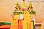 Hòa thượng Thích Thiện Tấn trao quyết định bổ nhiệm trụ trí chùa Thâm Khê đến Đại đức Thích Tuệ Không