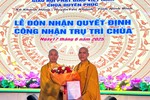 Thượng tọa Thích Minh Quang trao quyết định bổ nhiệm trụ trì chùa Duyên Phúc và tặng hoa chúc mừng đến Đại đức Thích Thanh Cương